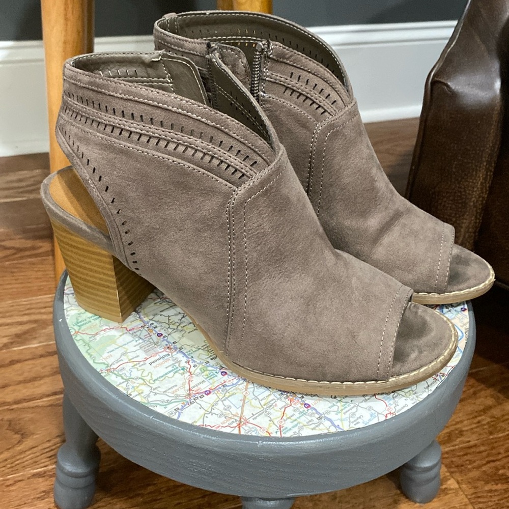 Women’s Sonoma suede open toe heels brown 8.5